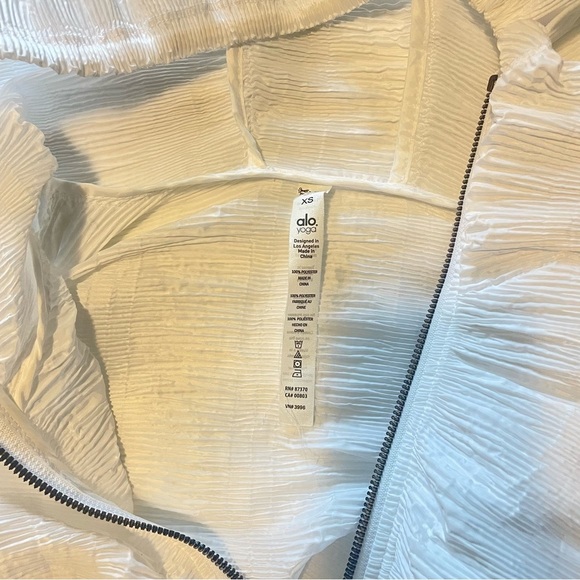 ALO Yoga White Textured Bomber Jacket - Picture 4 of 4